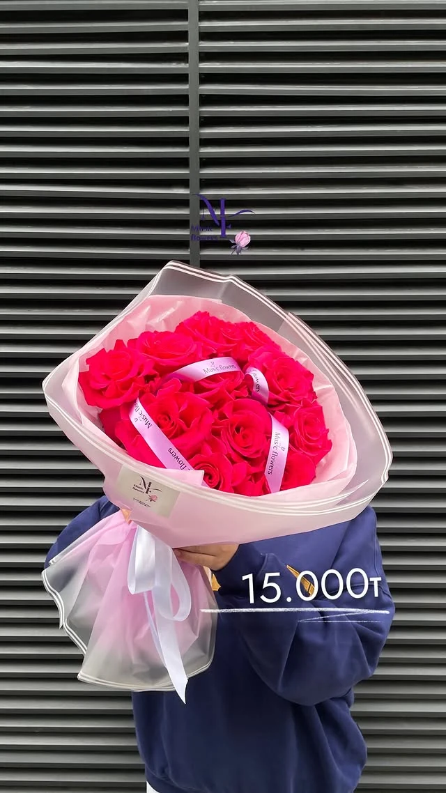 Красные розы в розовом