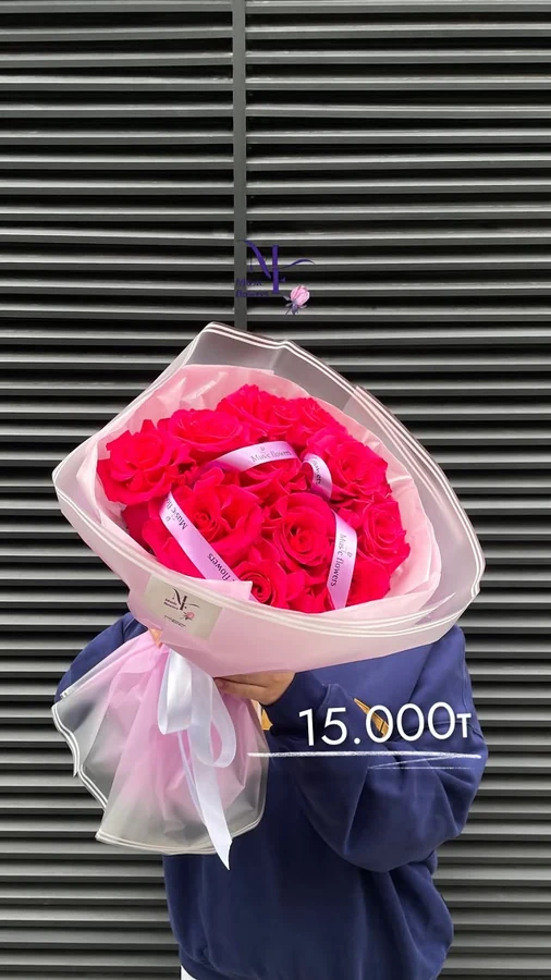 Красные розы в розовом