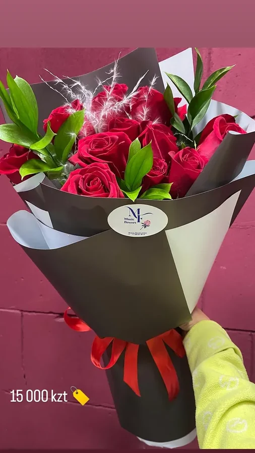 Красные розы с зеленью